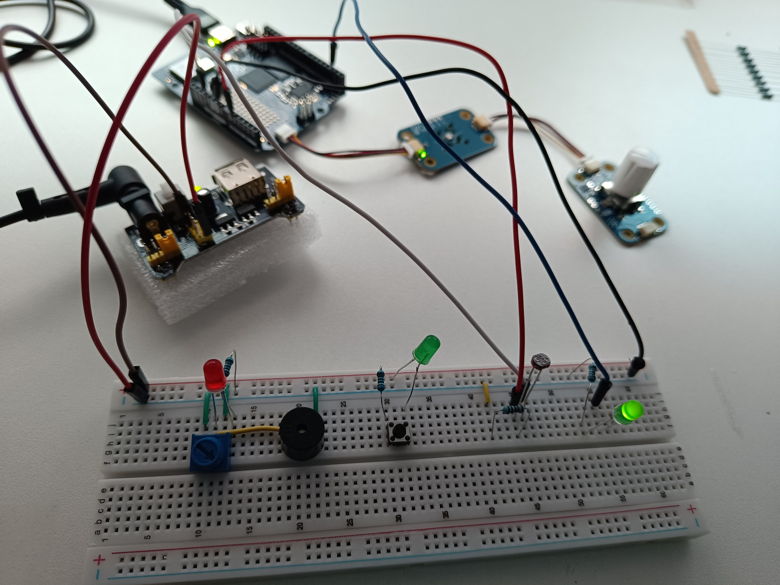 Как я собрал робота с характером на базе Gemini API и Arduino Uno Q (и научил его подмигивать)