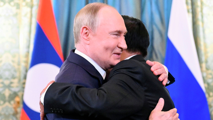 Президент Лаоса Сисулит подарит Путину двух слонов
