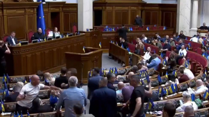 Депутаты Рады подрались, обсуждая проект о полномочиях НАБУ