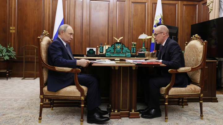 Глава Удмуртии подарил Путину книгу о героях СВО