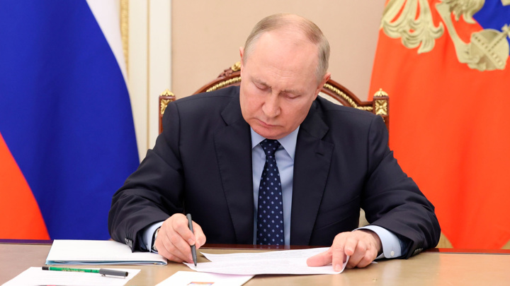Путин подписал поправки в закон об экстремистских организациях