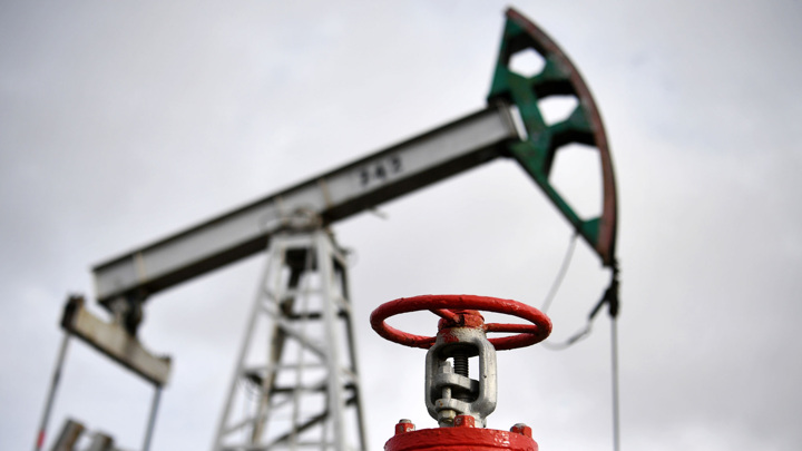Евросоюз снизил потолок цен на нефть из России в 18-м пакете санкций