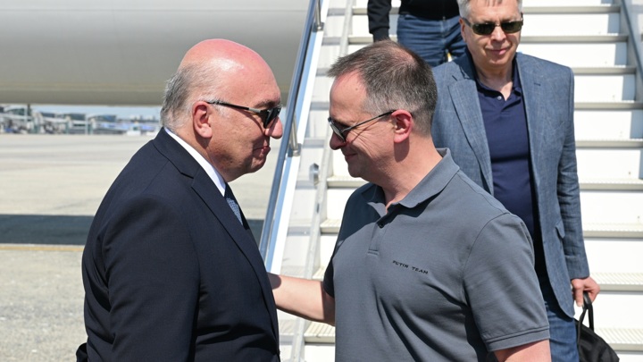 Мединский прилетел в Стамбул в футболке бренда Putin Team