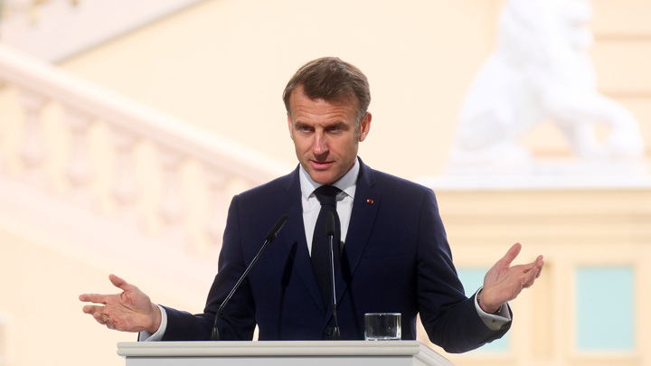 Макрон заявил о намерении усилить давление на Россию