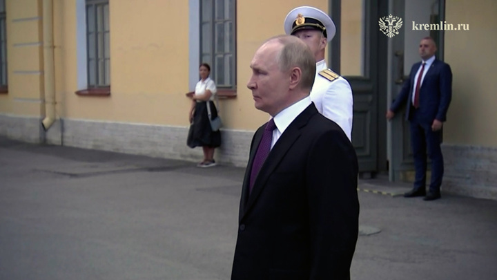 Песков: Путин посмотрит учения ВМФ в Петербурге и заслушает доклады военных