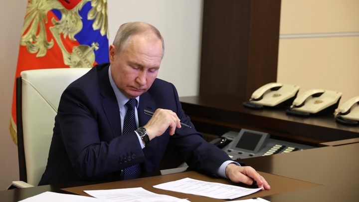 Путин подписал закон о приравнивании экстремистских сообществ к организациям