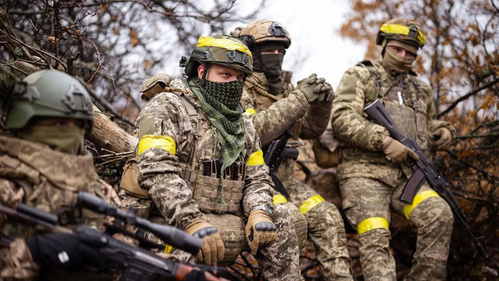"Известия": в Британии боевиков ВСУ учат стрелять из "Галилов" вместо АК