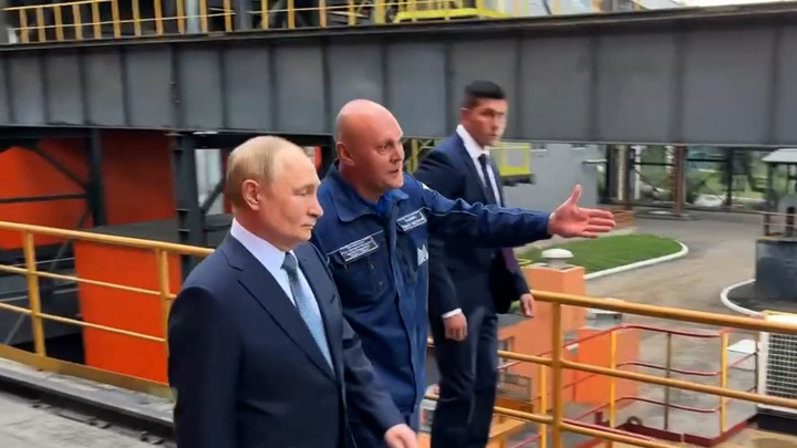 Путину на ММК показали 32 тонны раскаленного кокса