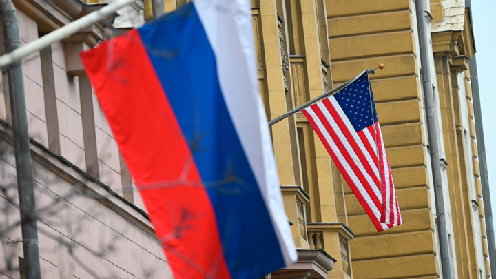 Песков: в Кремле наблюдают замедление нормализации отношений РФ и США