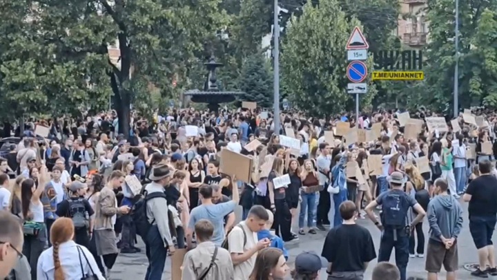 В 13 городах Украины проходят протесты против ограничения полномочий НАБУ