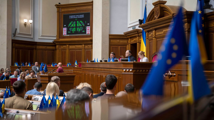 Рада одобрила закон, который уничтожает независимость антикоррупционных органов